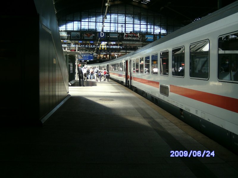 Auf dem Weg in die Halle am IC 2170 vorbei.
Hamburg