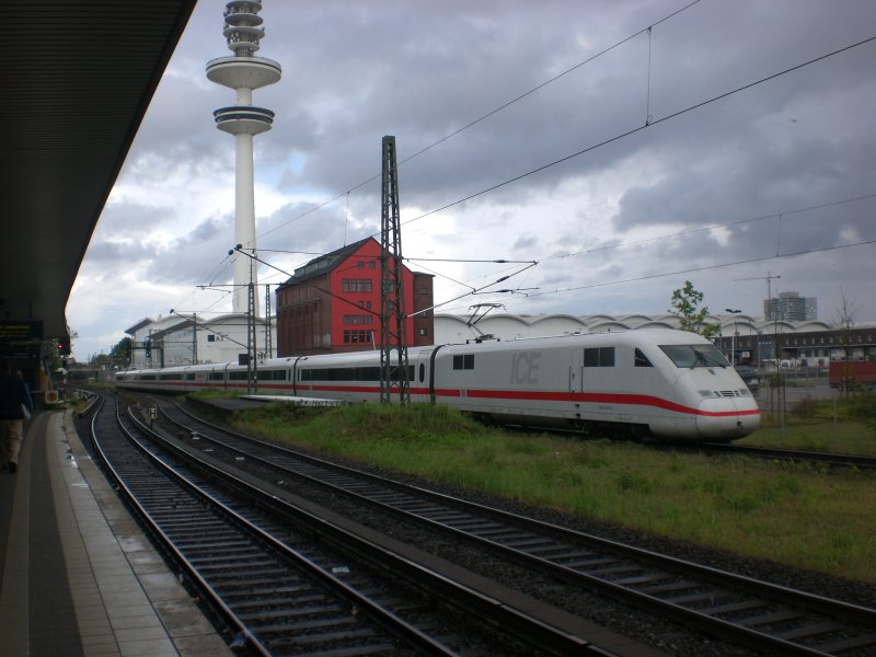 BR 401 als ICE nach Hauptbahnhof am S+U Bahnhof Sternschanze.