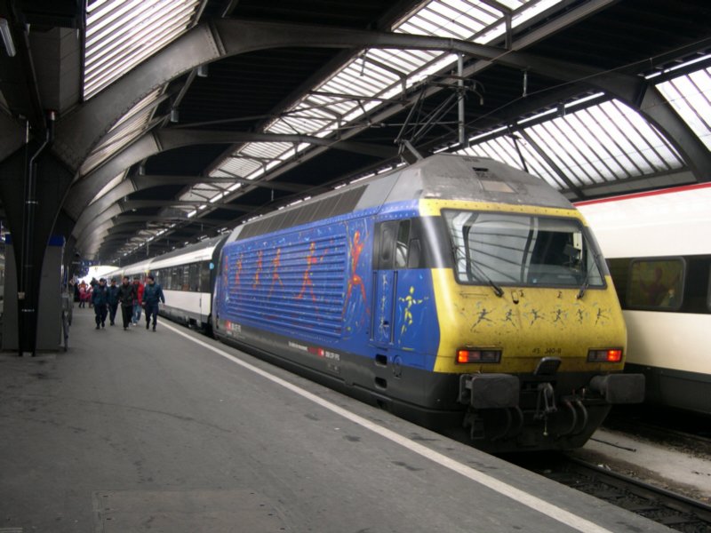 Handbemalt wurde Re 460 040 zum hundertjhrigen Jubilum der SBB. Statt ihrem eigentlichem Namen  Napf  trgt sie den der Gewinnerin des Preisrtsels der Geburtstagsfeier  Helen Lthi . Am 05.03.2005 steht die Lok mit einem EW 4-Pendel in Zrich HB.