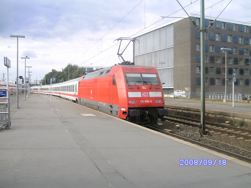 101-096-6 schiebt ihren IC in Richtung oldenburg dieser Zug ist