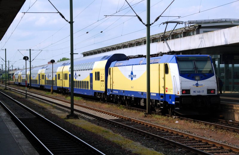 Der Metronom mit ME-146 17 als Schublok steht im Hbf