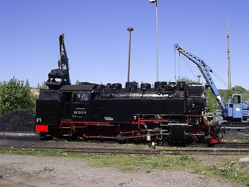 99 7241 wird im Bahnhof Gernrode gerade bekohlt um anschlie�end