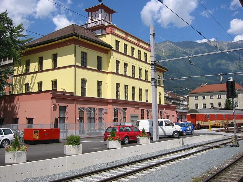 Hauptbahnhof Innsbruck am 16.07.2004. Laut der Auskunft von J. Werner ist dieses schn restaurierte Gebude das einzige, das vom alten Bahnhof aus den zwanziger Jahren den zweiten Weltkrieg berdauert hat. Heute beherrbergt es ein Polizeiwachzimmer. 