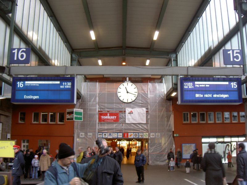 Hauptbahnhof Stuttgart am 7. Dezember 2008 - alt und neu nebeneinander. Dampfzug links, TGV rechts. Nur leider ist der TGV schon ausgefahren :(