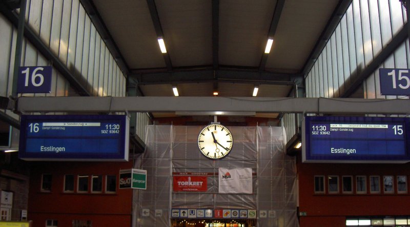 Hauptbahnhof Stuttgart am 7. Dezember 2008 - wer den Dampfzug auf Gleis 15 sucht und den Zugzielanzeiger ( Heute von Gleis 16 ) bentigt um den Gleiswechsel mitzukriegen, dem ist nicht zu helfen ;)