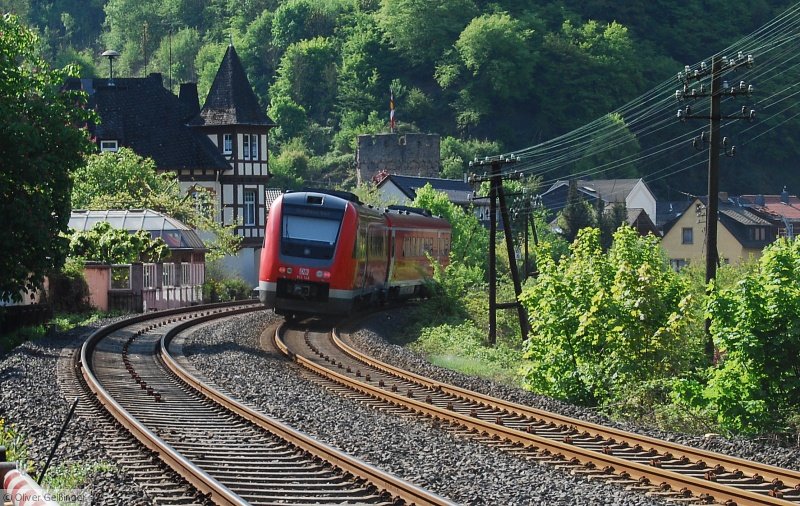 Hauptbahnromantik (XI, untere Lahntalbahn). 612 146 legt sich in die Kurve am Ortsrand von Balduinstein. (25. April 2009, 10:19)