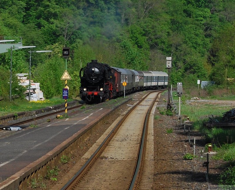 Hauptbahnromantik (XIII, untere Lahntalbahn). Endlich! 52 8106 hat gerade die Einfahrt in den Bahnhof Balduinstein passiert. (25. April 2009, 10:25)