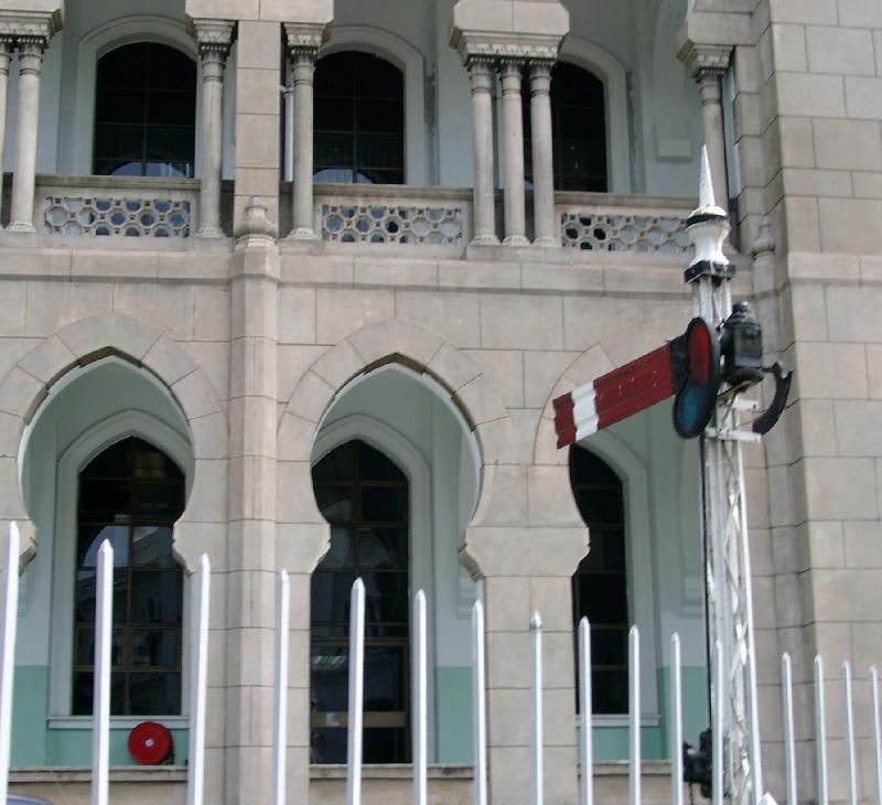 Hauptsignal aus der Kolonialzeit vor dem Historischen Bahnhof in Kualalumpur (Malaysia) im Juni 2004. Kategorie Malaysia gibt es nicht.