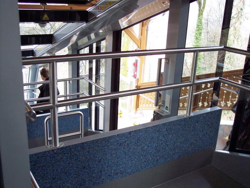 grobe sicht der Inneneinrichtung des neuen Wagens der Heidelberger Bergbahn.konnte