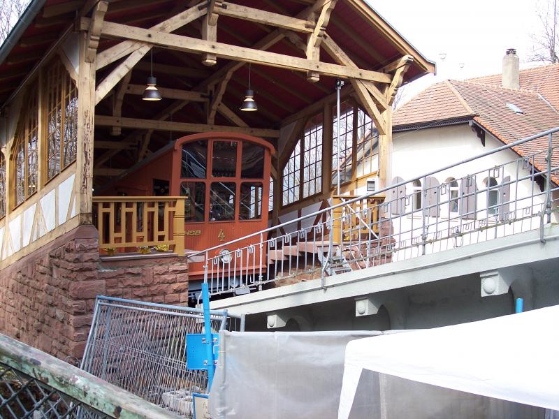 Ein alte modernisirte Bergbahn in Heidelberg bei der Station Molkenkur.Am