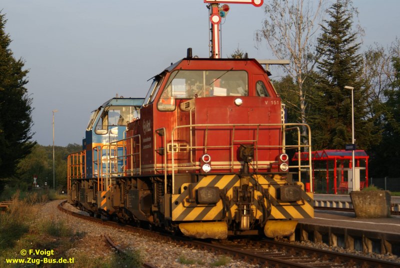 Heute Abend fotografiert in der Abendsonne von Gottenheim . V 151 der HZL und V 102 der SWEG . 