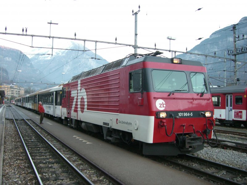 HGe 4/4 101 964 der Zentralbahn mit dem Golden Pass Panoramic am 03.11.2007.