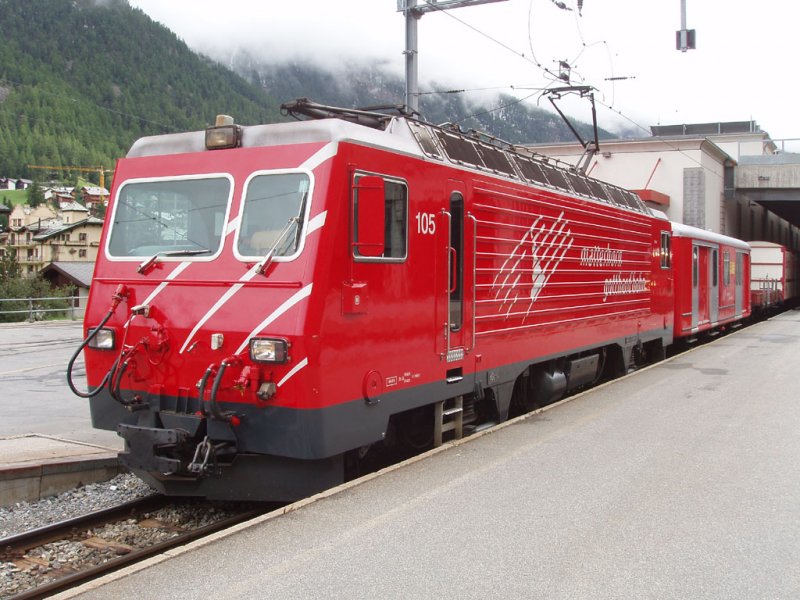 HGe 4/4 105 mit einem Post-Guterzug in Zermatt. 09.08.07