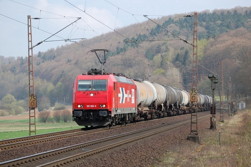 185 589-9 (HGK) mit Kesselwagenzug am 8.4.2009 kurz vor Salzderhelden