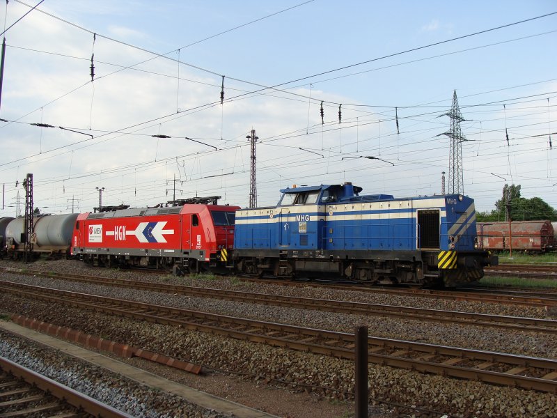 Lok Nr. 1 der Magdeburger Hafenbahn rangiert einen Ganzzug Kesselwagen