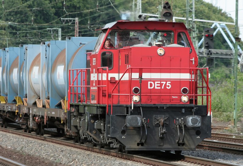 The HGK DE75 passes Cologne West with a Müllzug on