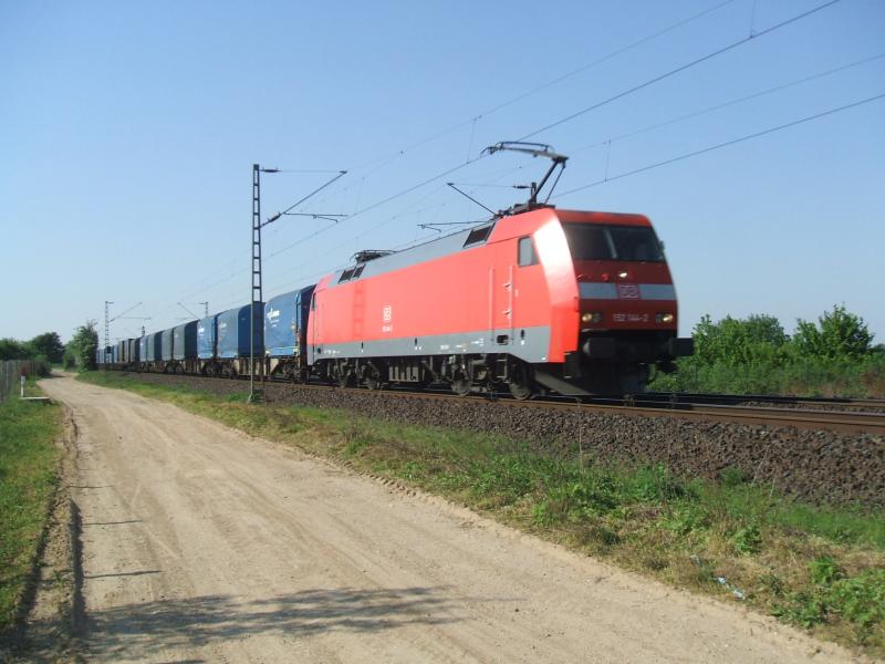 Hier 152 144 mit einem ziemlich langen gemischten Gterzug (was hier jetzt nicht deutlich wird) in Fahrtrichtung Neuss. Gerade befindet sich der Zug zwischen Krefeld Oppum und Meerbusch - Osterrath.
Das Bild wurde am 10 Mai 2006 erstellt.