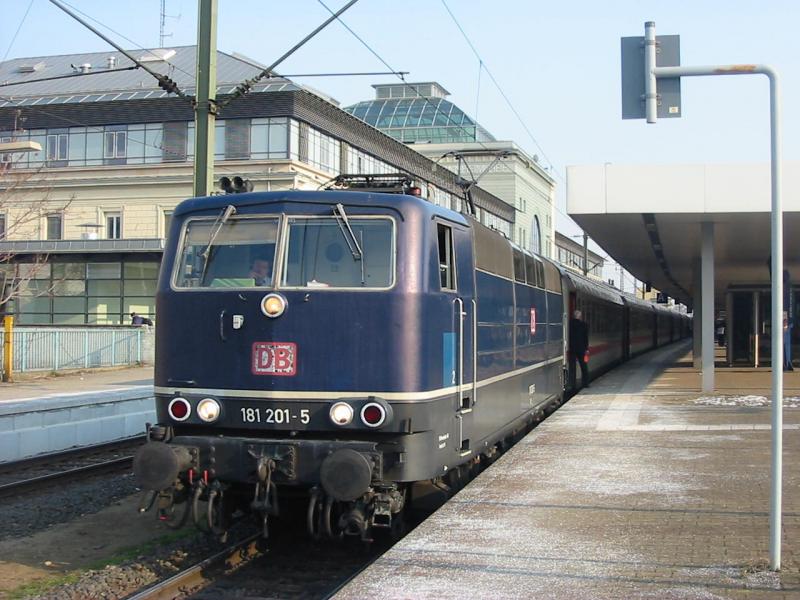 Hier ist die 181-201 mit einem EC nach Paris EST in Mannheim Hbf. (Diese ist noch in altem Blau).