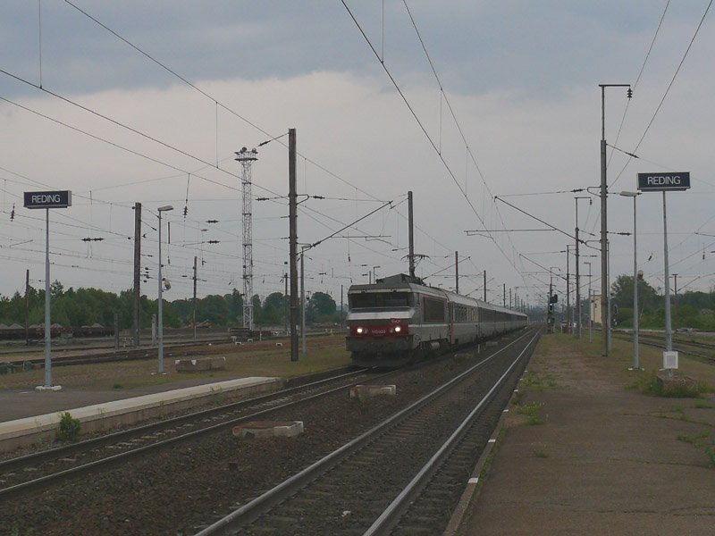 Hier eilt die BB15050 mit Corail1510 Strasbourg-Paris durch den direkt westlich der Vogesenquerung gelegenen Bahnhof Reding. 
Im Frhsommer 2007  fuhr der TGV-Est noch nicht und die Reihe BB15000 beherrscht bis Juni noch den Schnellzugverkehr. 
 
05.05.2007 Reding