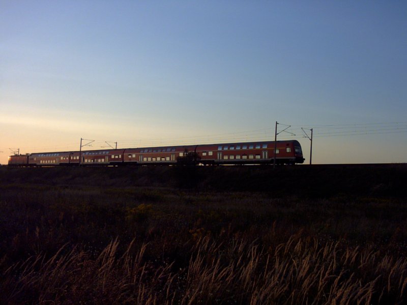 Hier fhrt Regionalbahn 10 von Nauen nach Spandau. Die Abendsonne hllt den Zug in ein wunderschnes Rot. Ein tolles Bild!