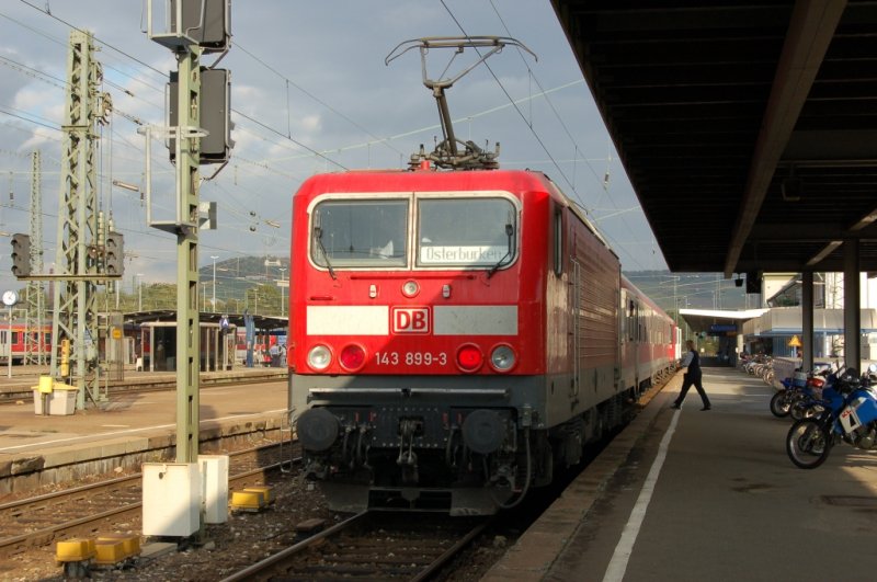 Hier nun die bereitgestellte Regionalbahn nach Osterburken, Schiebelok 143 899-3, nachdem die 362 (s. Bild in dieser Kategorie) weggefahren ist. Gesehen am 27.10.2006 im Bahnhof Heilbronn gegen 16.13 Uhr.