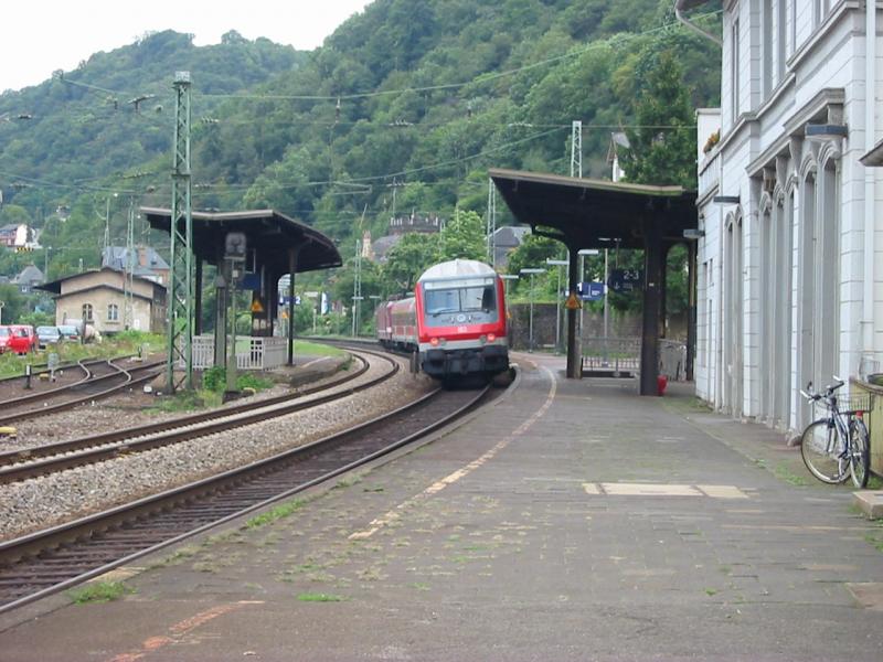 Hier sieht man die Regionalbahn von Koblenz nach Mainz die gerade bei der Abfahrt von Bacharach ist. Ziehende Lok ist die 143-910 eine der letzten drei 143er die in bordeauxrot Lackiert sind.