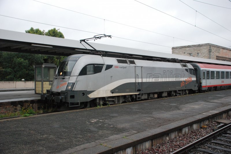 Hier steht die 1016 034-9 auf Gleis 15 des Stuttgarter Hbf`s abfahrbereit in Richtung Klagenfurt. Die Lok zieht den EC 113 am 9.10.2009.