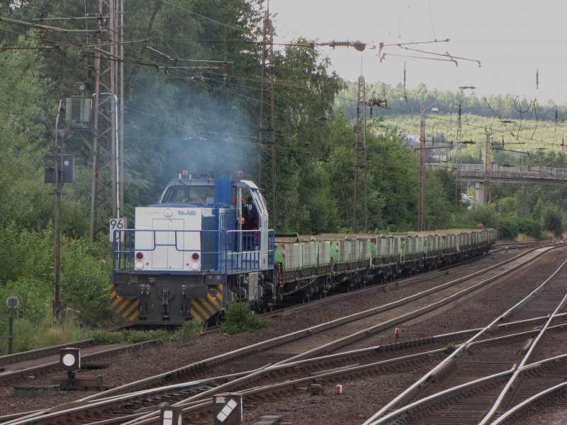 Hier ist die V155 der Rurtalbahn mit einem Bauzugeinsatz in Kreuztal beschftigt. (24. Juli) 