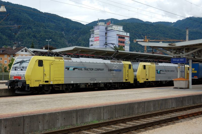 Hier zwei ES 64 F4 der  Rail Traction Company  und  Lokomotion , welche eine RoLa aus Italien zurckgeholt haben und nun das RoLa-Terminal in Wrgl ansteuern. Hier sieht man auch noch die unterschiedlichen Ausfhrungen des RTC-Logos bzw Schriftzuges. (Wrgl Hbf, 05.08.2008).