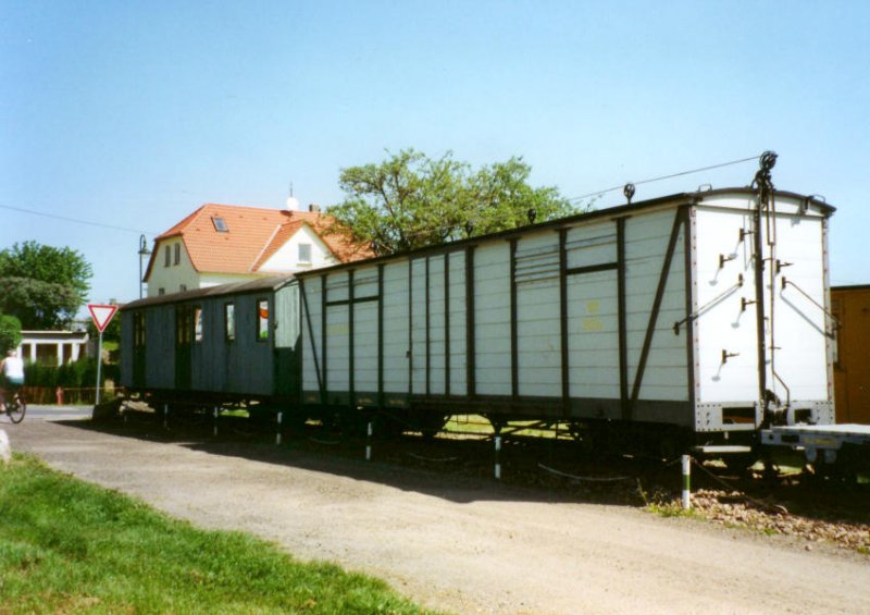 Ein s�chsischer Bahnpostwagen der Gattung IIb und ein Gedeckter G�terwagen