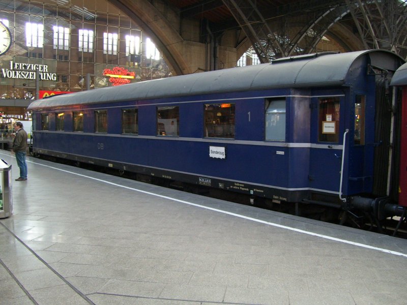 Historischer Wagen der DB an einem Sonderzug in Leipzig Hbf;