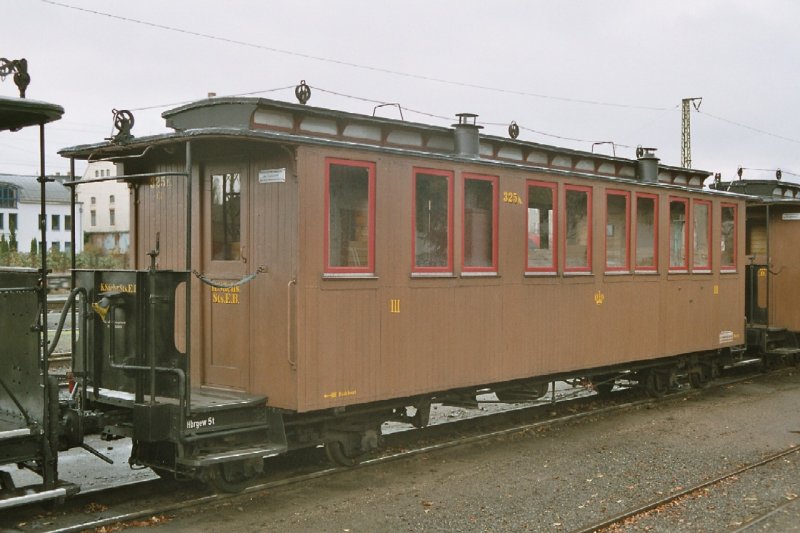 SDG / DR - Historischer Personenwagen 325 im Bahnhofsareal von