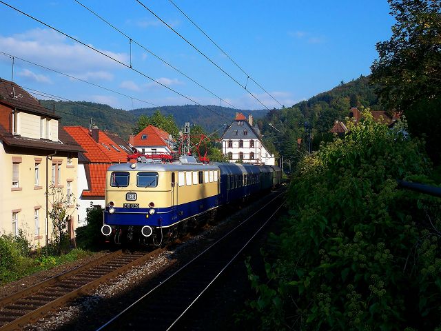 E10 1239 mit einigen Historischen Wagen in HD-Schlierbach. Aufgenommen am