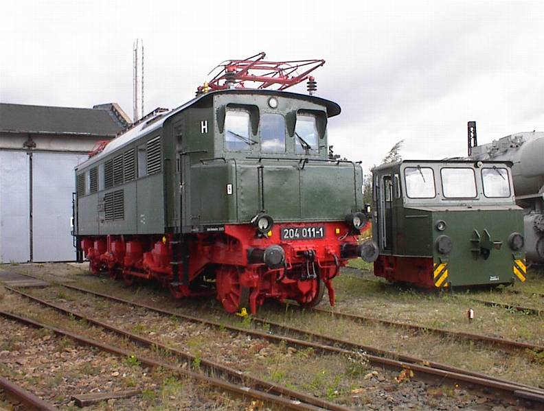 204 011-1 im August 2001 bei einer Fahrzeugausstellung in Weimar.