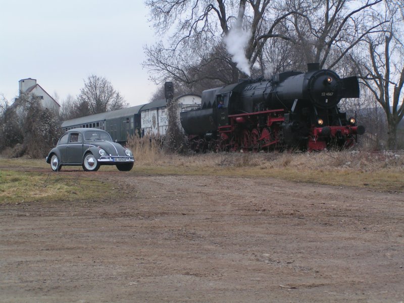 HEF DB52 4867 vor einem historischen VW-K�fer mit wei� band