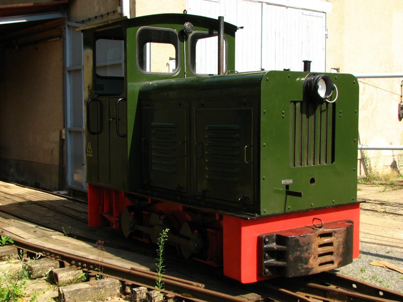 Eine Ns2f abgestellt vor dem Schuppen bei der Historischen Feldbahn