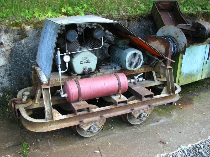 Ein selbstgebauter Kompressorwagen auf einen Lorengestell.26.07.08. 