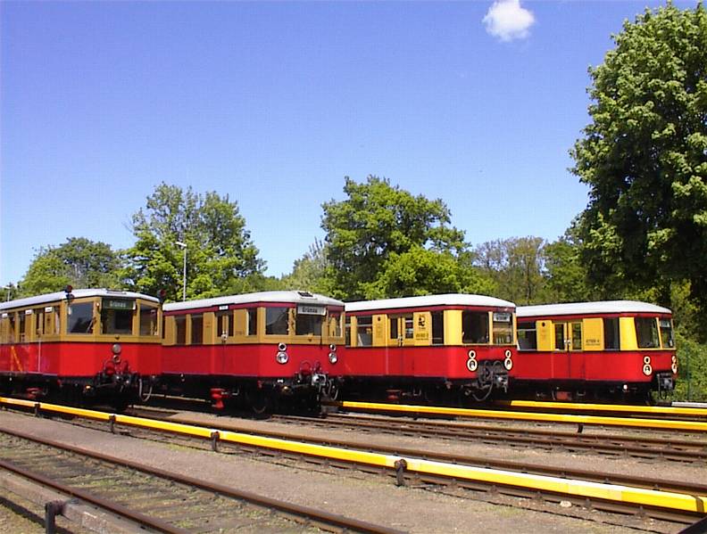 Historische S-Bahnfahrzeuge aus Berlin bei einer S-Bahnaustellung im Jahre 2001.