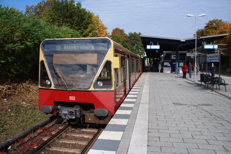 HOHEN NEUENDORF (Landkreis Oberhavel), 10.10.2009, S-8 nach Blankenburg; aufgrund der chaotischen Zustände bei der S-Bahn verkehrt die S8 z.Z. nur halbstündlich und nur zwischen Blankenburg und Hohen Neuendorf
