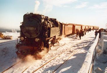 HSB-Zug 8931 mit Dampflok 99 7237-3 am 12.1.01 auf den Brocken (Endstation)