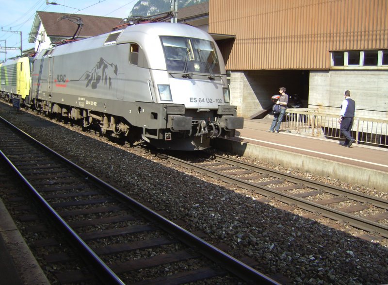 Der Hupac Taurus durch f�hrt gerade den Bahnhof Erstfeld am