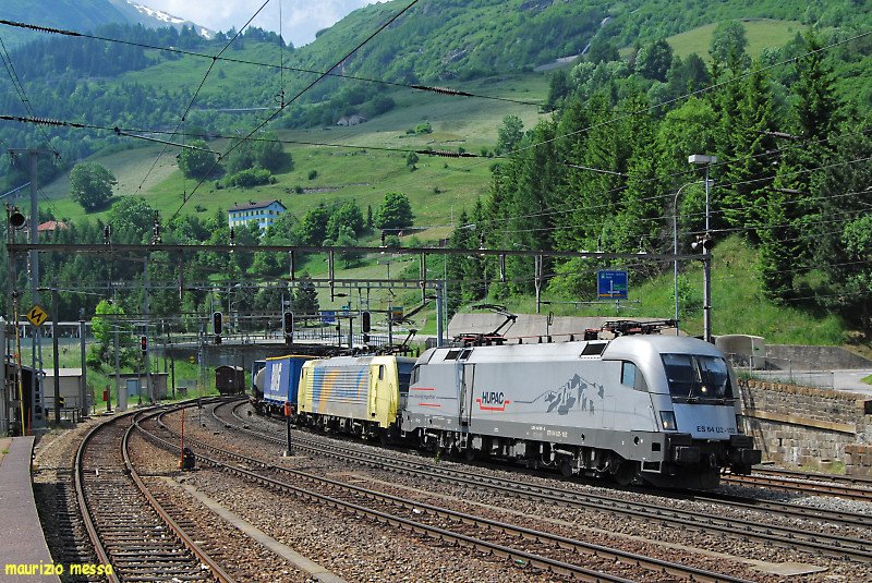 Hupac ES64U2 102 + NordCargo E189 923NC leading a southbound