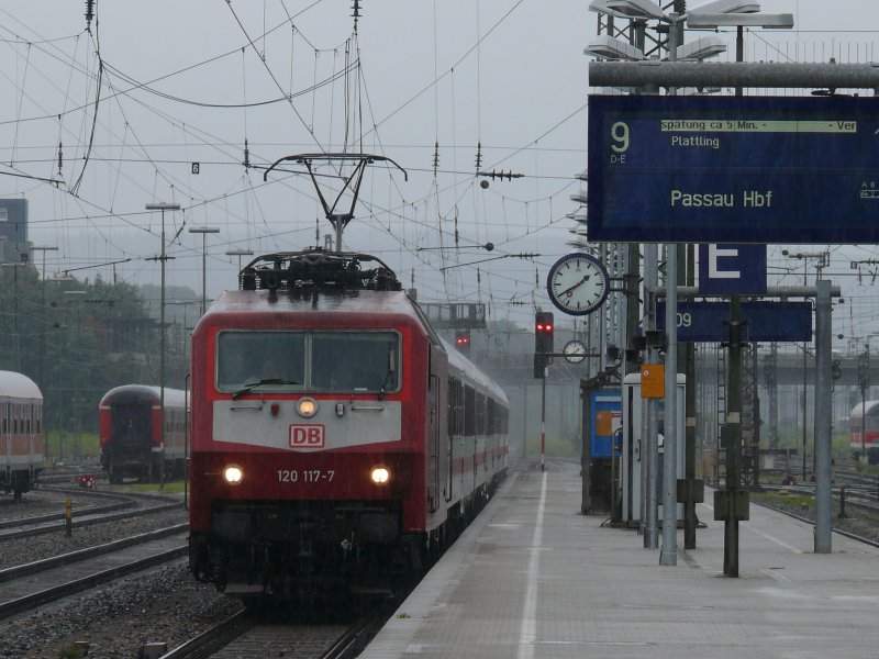 IC 1887  Rottaler Land  mit 120 117-7 (Orientrot) bei der Einfahrt in Regensburg Hbf, 18.07.2009