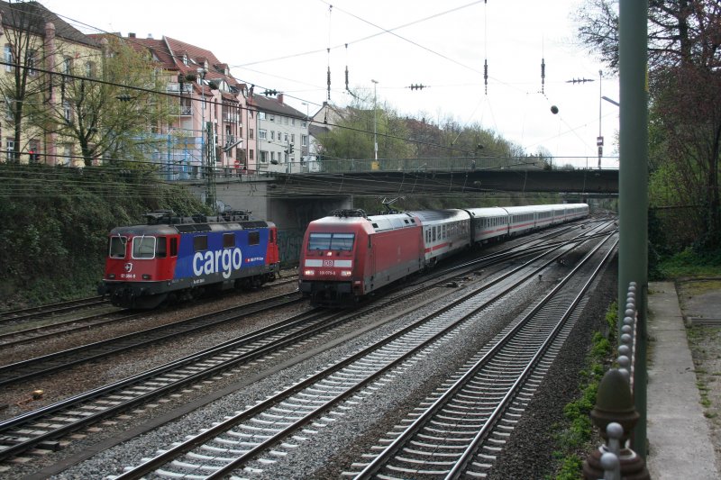 IC von Konstanz mit 101 075-0 und eine Zwischendurch abgestellte SBB Cargo Re4/4 II 421 384-9 am 13.4.2008 in Offenburg.