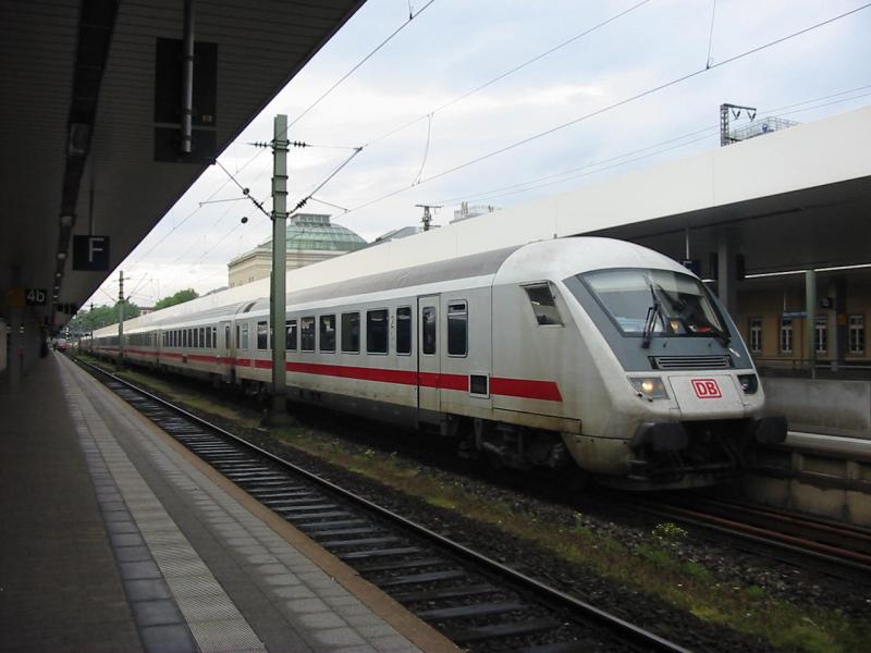 IC bei der Ausfahrt von Mannheim Hbf. 