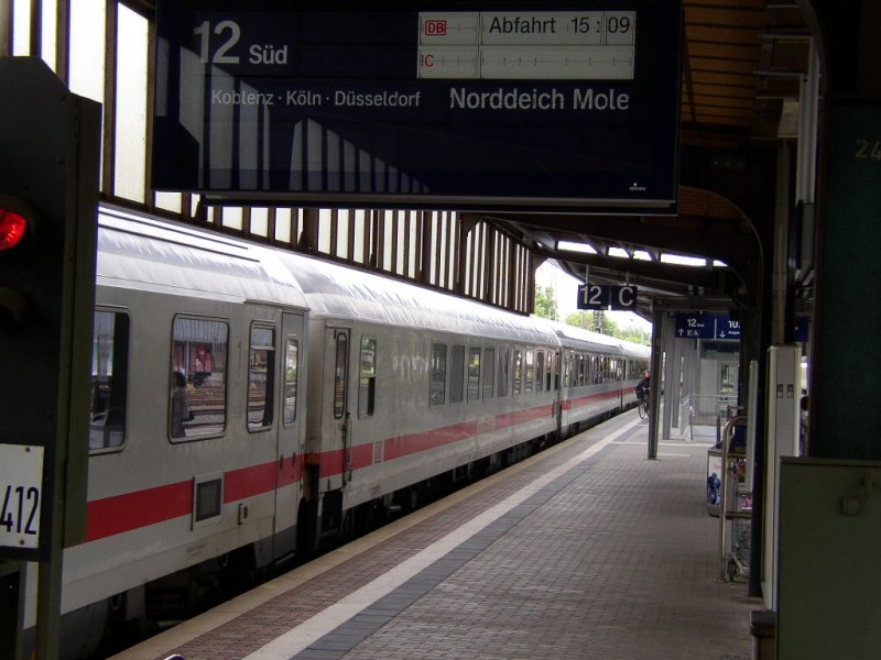 IC 437 (Luxembourg - Norddeich Mole) verl�sst den Trier Hauptbahnhof.