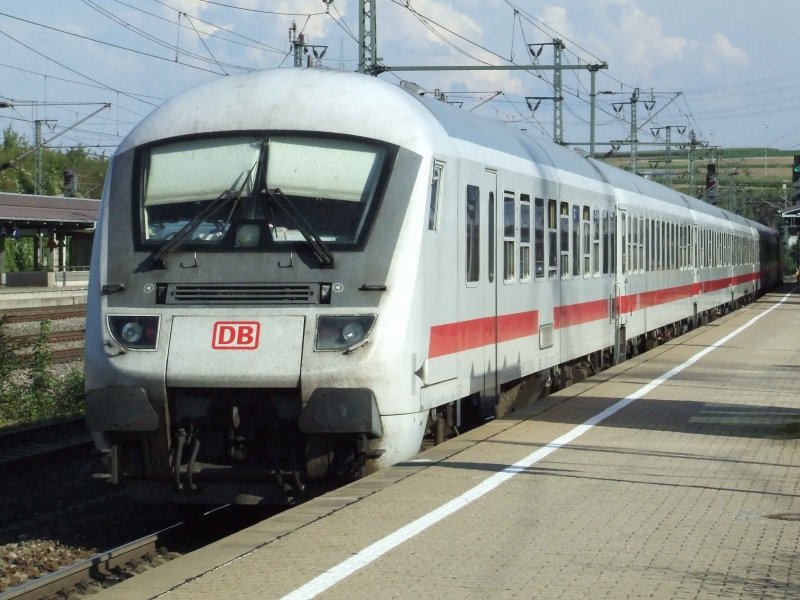 Ein IC verl�sst den Bahnhof Vaihingen (Enz) nach einem kurzen