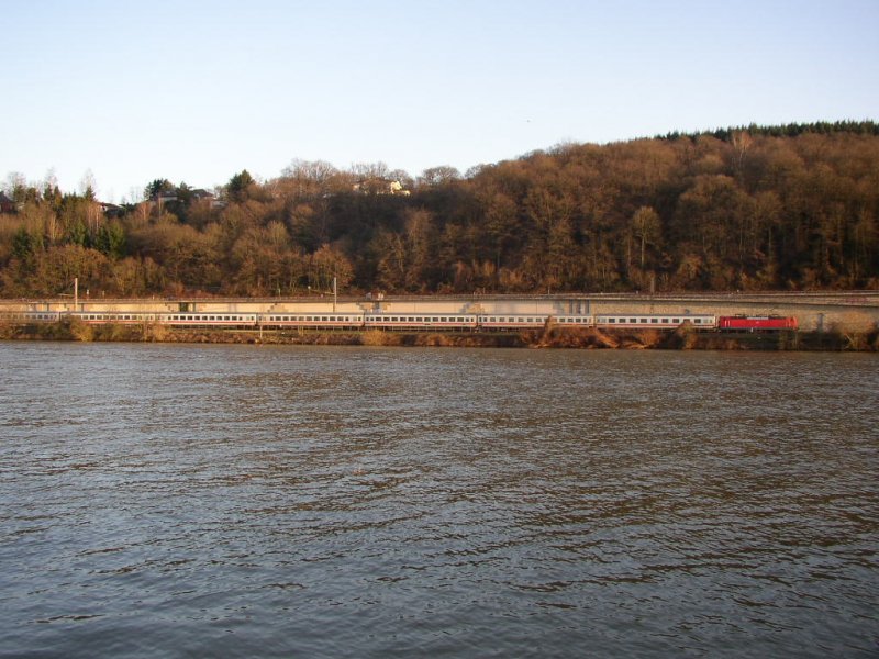 IC 434 f�hrt entlang der Mosel kurz vor Konz-Karthaus. 12.02.08