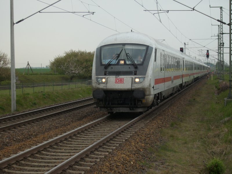 Einfahrender IC 2212 Koblenz-Binz am 08.Mai 2009 in Velgast. 
