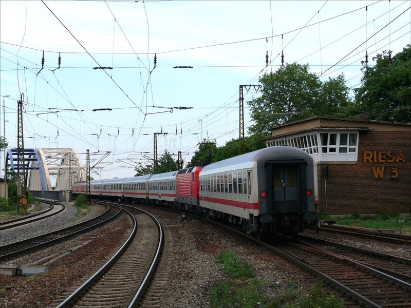 Eine etwas ulkige Wagenreihung am D 79709 Leipzig - Dresden:
